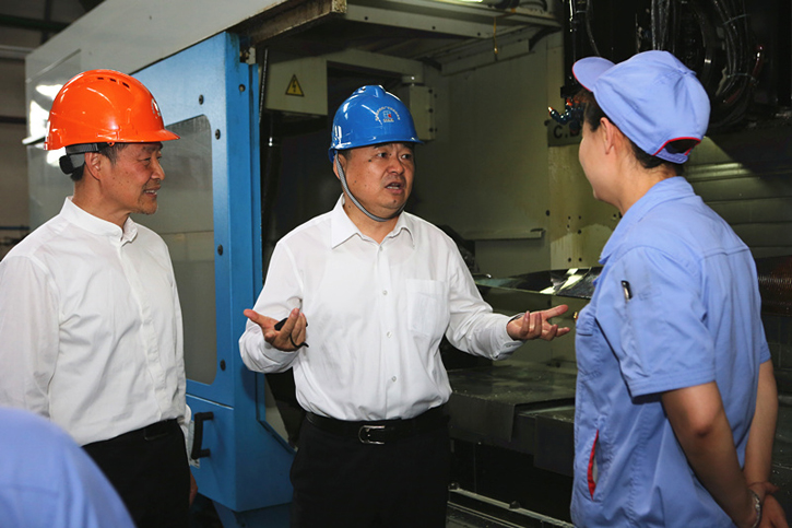 郝鹏与yl23455永利集团集团一线出产人员深刻互换